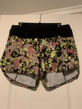 Lululemon Black Multi Speed Up Shorts Size 10, 4in, GUC